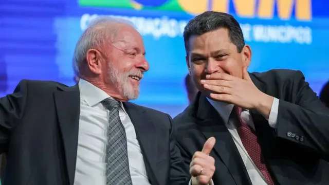 Alcolumbre marca sessão para votar ‘pauta-bomba’ enquanto encontro com Lula não 