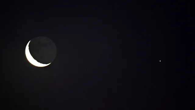 Observa a Lua Crescente e Marte ao Pôr do Sol em 9 de Agosto
