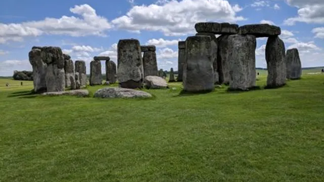 A Grande Aventura da Pedra Central de Stonehenge: Um Desafio Científico