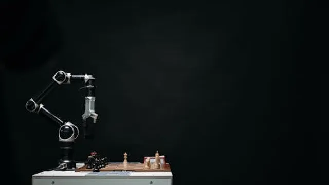 Como Vídeos Cotidianos de Humanos Transformam Políticas de Manipulação em Robôs